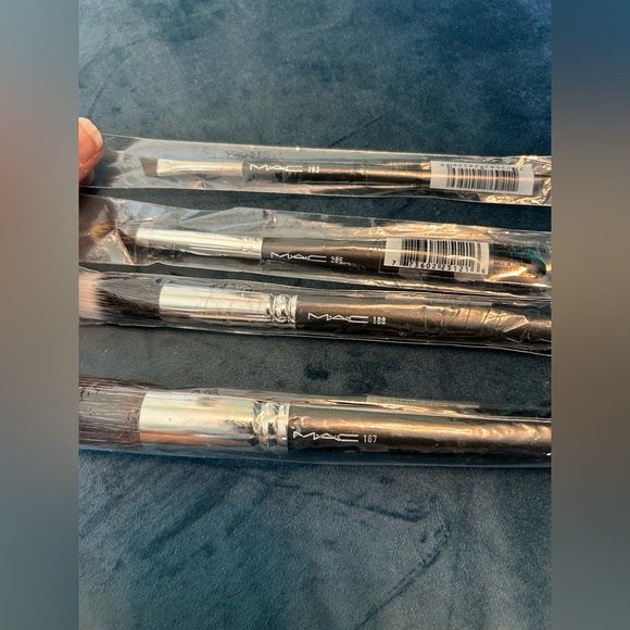 NWT 4 MAC Cosmetics Makeup Brushes - Picture 2 of 6